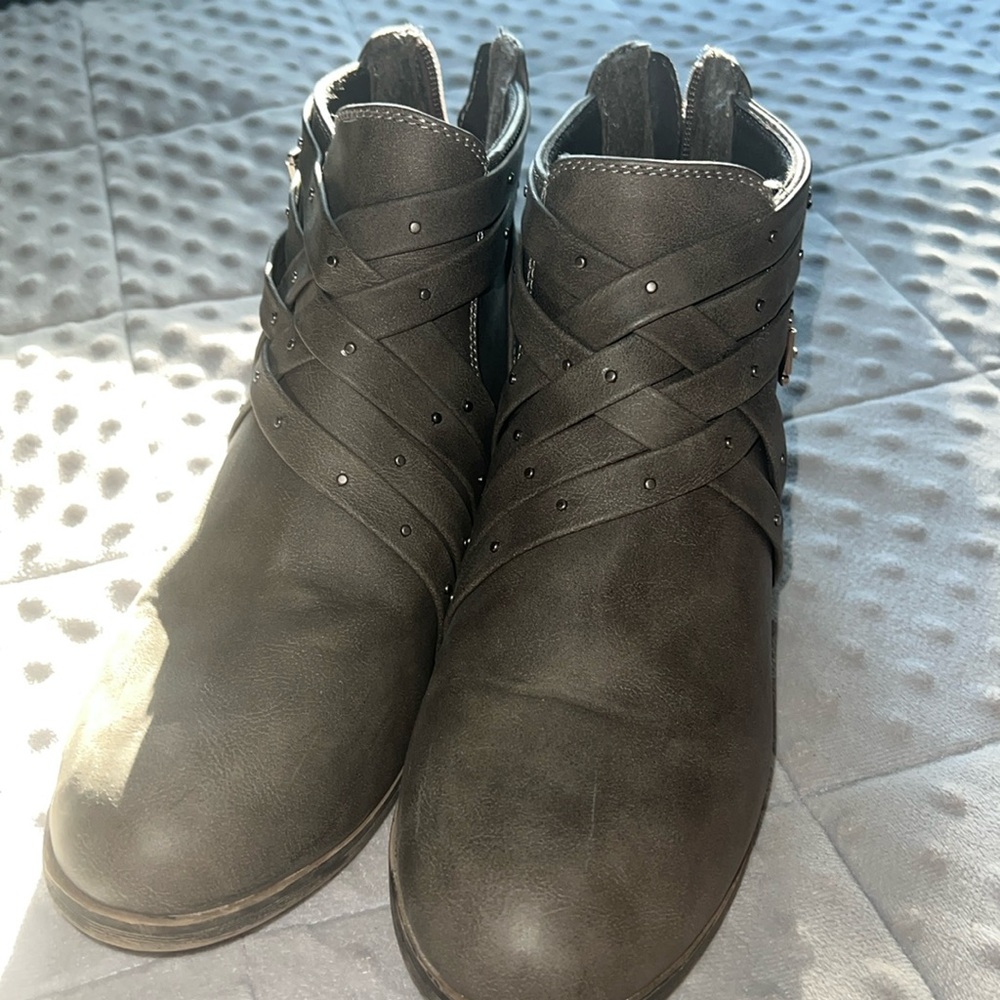 Grey detailed, heeled boots